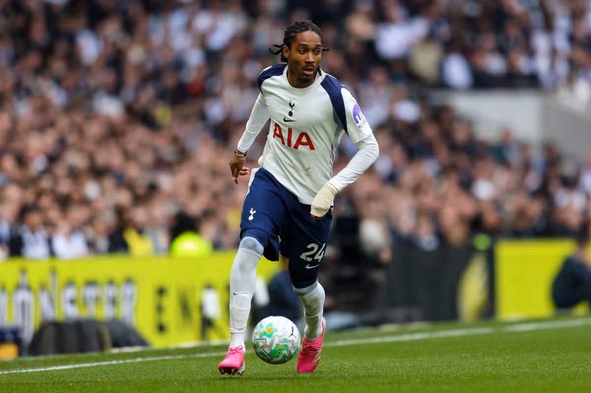 LONDÝN, ANGLICKO - 22. marca: Djed Spence z Tottenhamu Hotspur počas zápasu Premier League medzi Tottenhamom Hotspur a Nottingham Forest na štadióne Tottenham Hotspur 22. marca 2026 v Londýne v Anglicku. (Foto: Robin Jones/Getty Images)