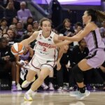 20. júla 2026; San Francisco, Kalifornia, USA; Strážkyňa Washingtonu Mystics Alicia Florez (2) kontroluje loptu proti strážkyni Golden State Valkyries Kaitlyn Chen (2) počas druhej štvrtiny v Chase Center. Povinný kredit: Kelley L Cox-Imagn Images