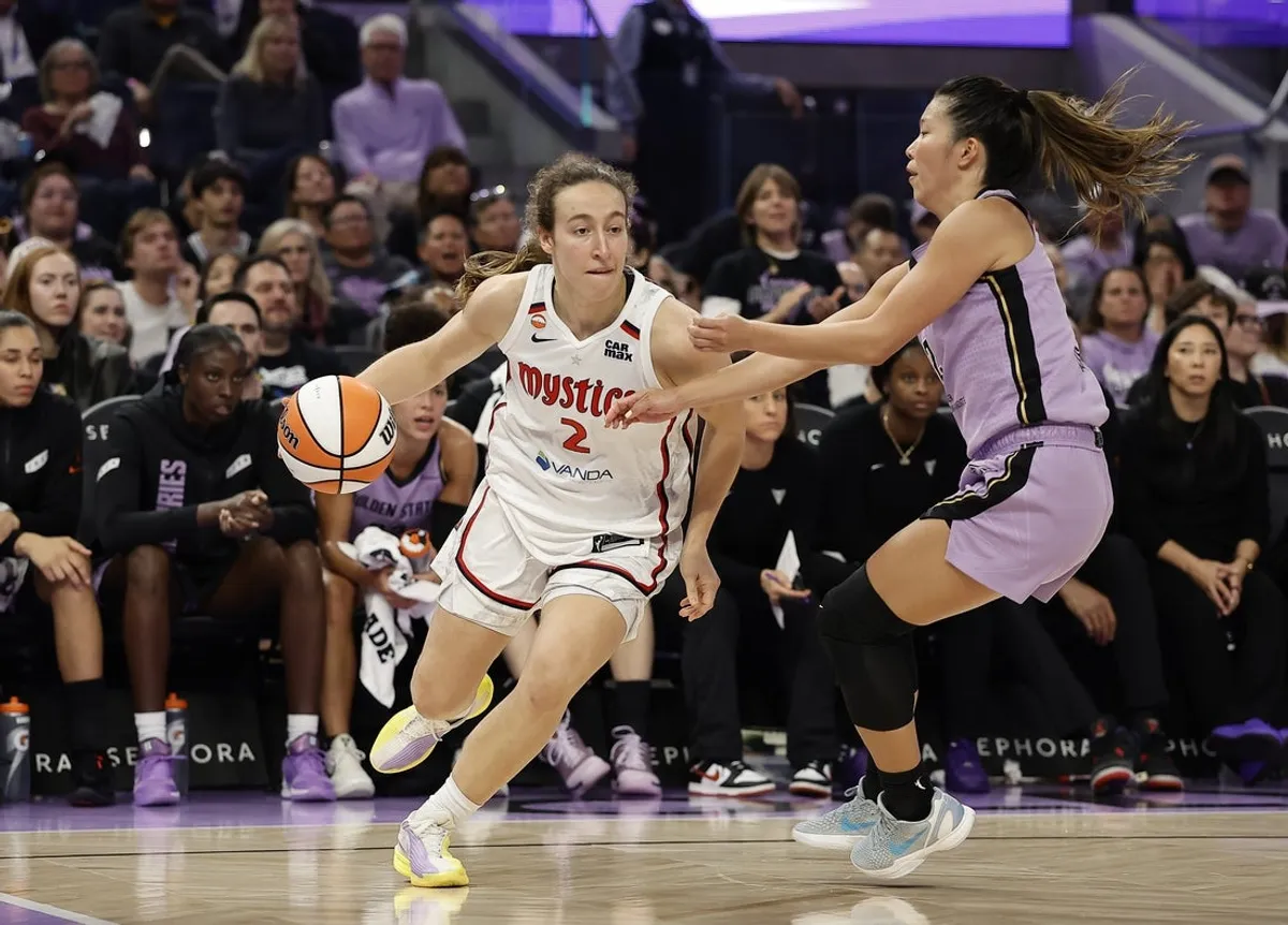 20. júla 2026; San Francisco, Kalifornia, USA; Strážkyňa Washingtonu Mystics Alicia Florez (2) kontroluje loptu proti strážkyni Golden State Valkyries Kaitlyn Chen (2) počas druhej štvrtiny v Chase Center. Povinný kredit: Kelley L Cox-Imagn Images