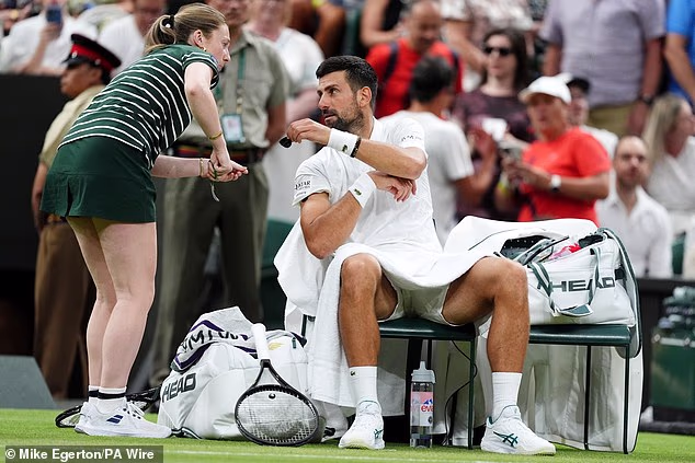 Novak Djokovič (na obrázku vpravo) ohromil loptové dievča vo Wimbledone predstieraním, že mu ublížila, keď mu pomohla vyriešiť problém s košeľou.