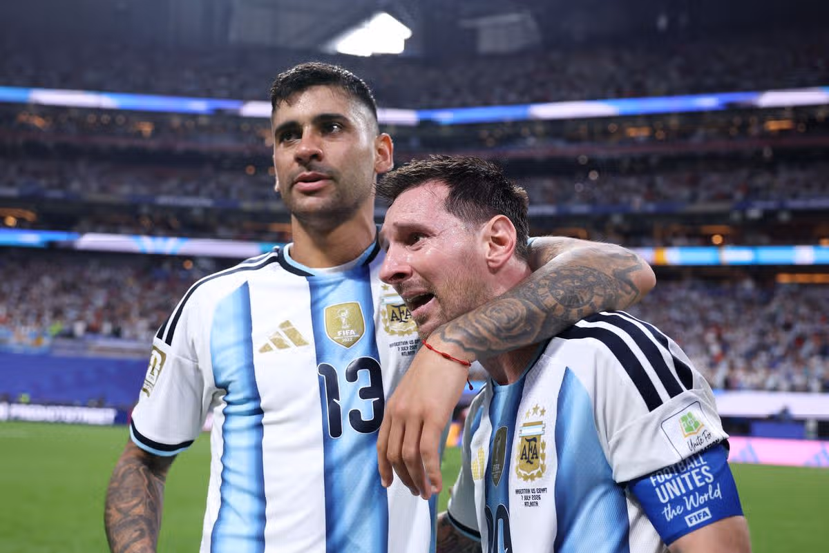 Cristian Romero s Lionelom Messim po dvoch strelených góloch pri víťazstve Argentíny 3:2 proti Egyptu v osemfinále MS FIFA