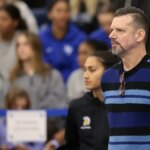 Todd Kress zo San Jose State Spartans sa pozerá na druhý set proti Air Force Falcons