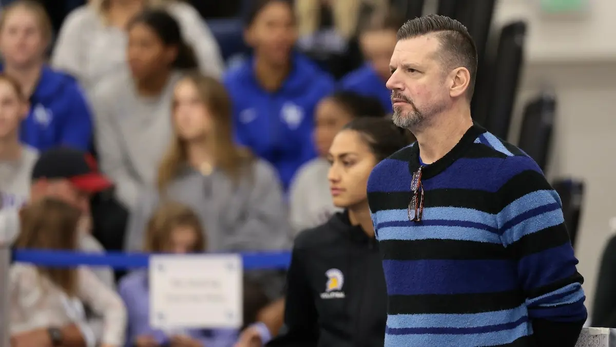 Todd Kress zo San Jose State Spartans sa pozerá na druhý set proti Air Force Falcons