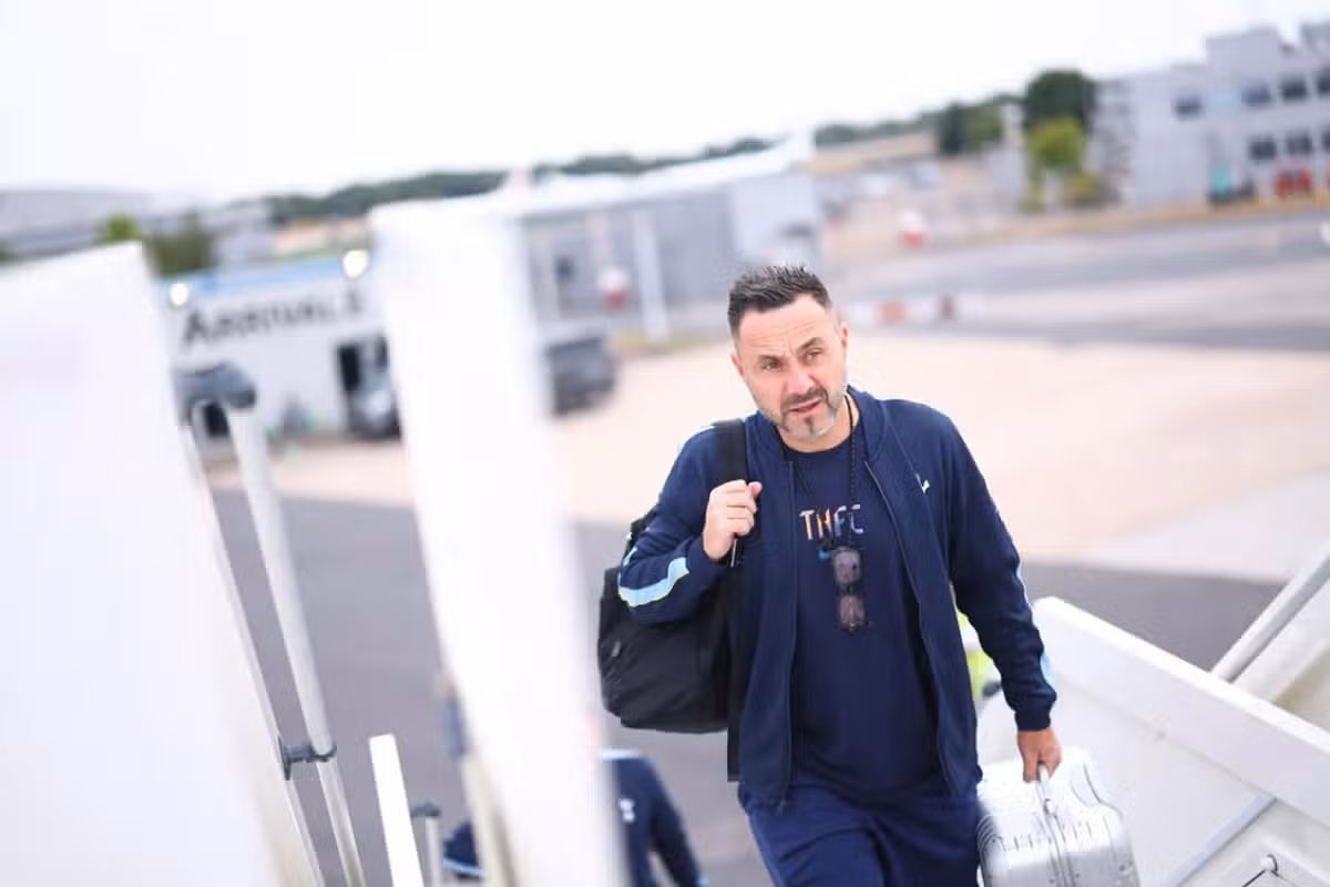 Šéf Tottenhamu Roberto De Zerbi nastupuje do lietadla smerujúceho na Nový Zéland