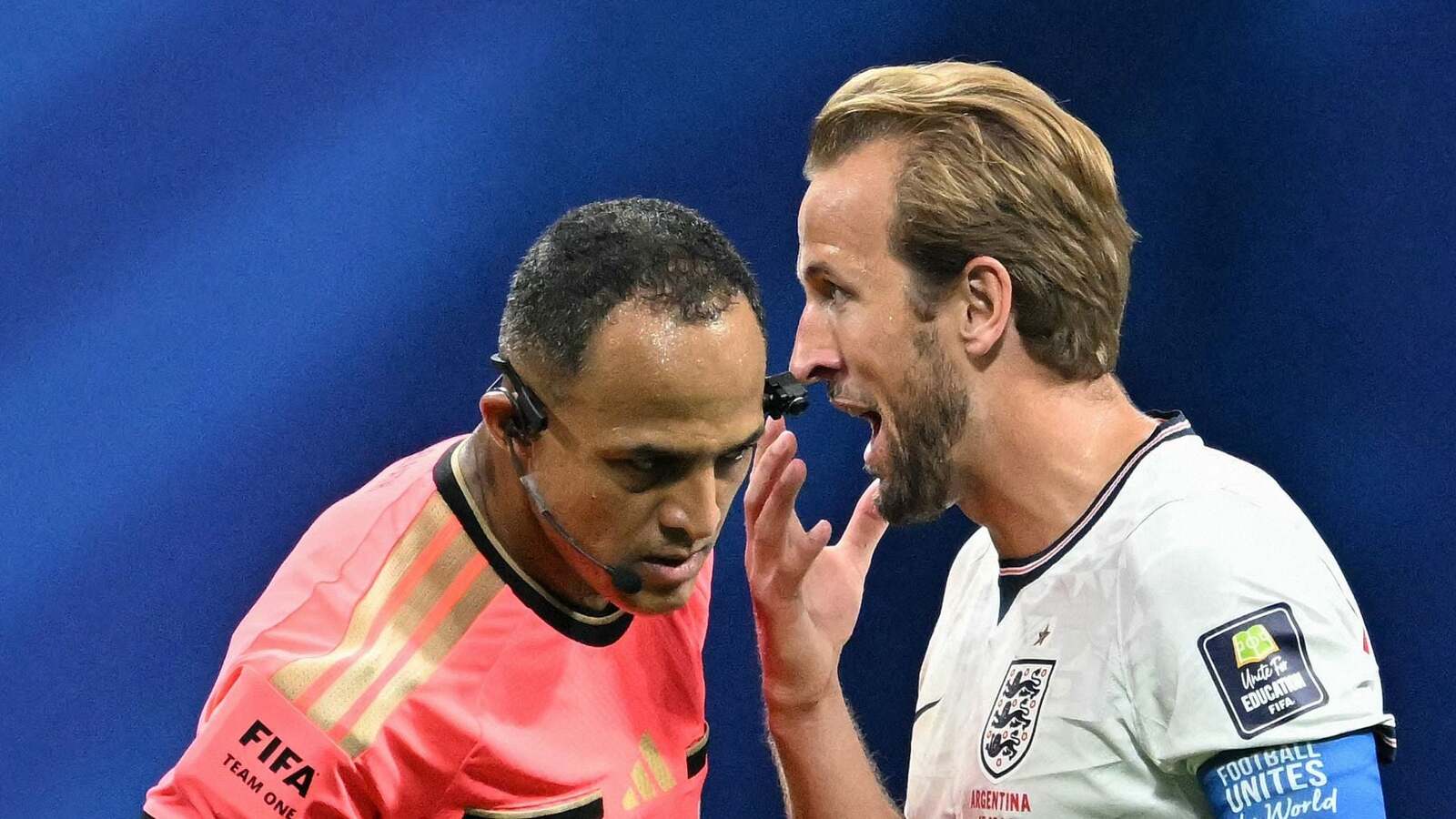 Prečo Harry Kane nebol vylúčený za zakrytie úst v semifinále Svetového pohára