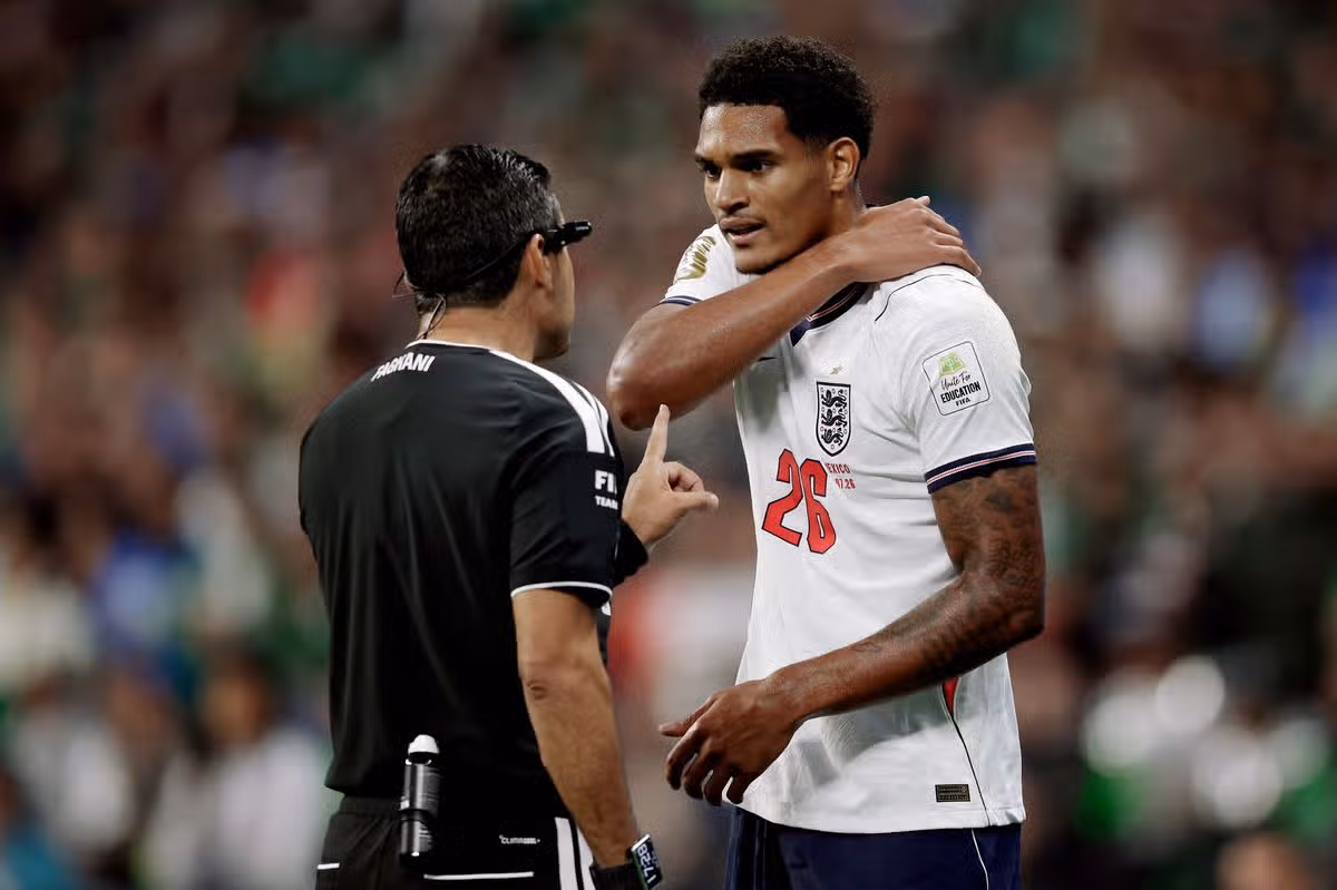 Rozhodca Alireza Faghani sa háda s Jarellom Quansahom z Anglicka počas zápasu majstrovstiev sveta medzi Mexikom a Anglickom na štadióne Mexico City