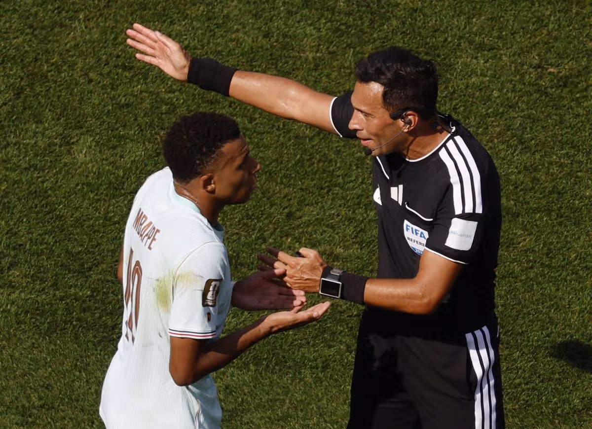 Francúzske eso Kylian Mbappe konfrontuje rozhodcu Facunda Tella