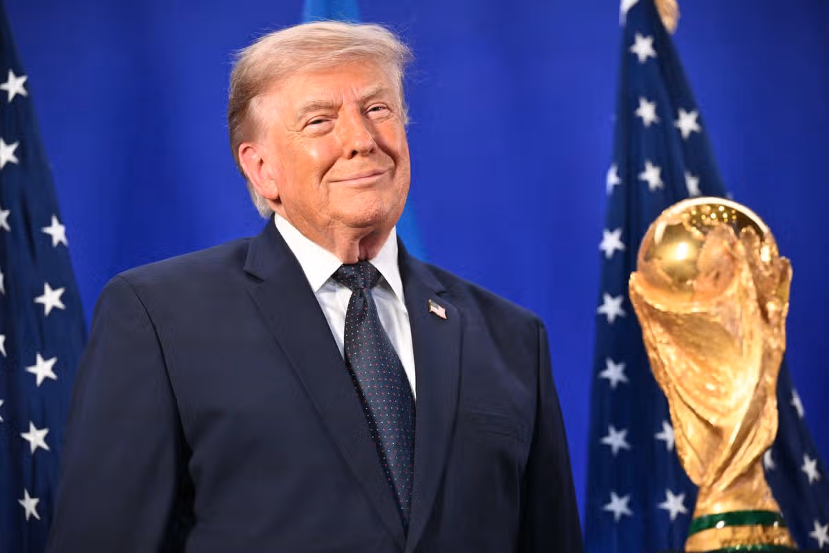 TOPSHOT - Americký prezident Donald Trump stojí pri FIFA World Cup Trophy, keď počúva prejav prezidenta FIFA Gianniho Infantina (mimo záber) počas recepcie FIFA v Trump Tower v New Yorku 17. júla 2026. Prezident Trump sa zúčastní na finále majstrovstiev sveta 2026 medzi Španielskom a Argentínou. (Foto Mandel NGAN / AFP cez Getty Images)