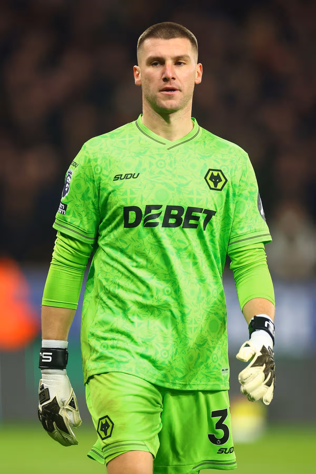 WOLVERHAMPTON, ANGLICKO - 8. DECEMBER: Sam Johnstone z Wolverhamptonu Wanderers sa pozerá počas zápasu Premier League medzi Wolverhampton Wanderers a Manchester United v Molineux 8. decembra 2025 v anglickom Wolverhamptone. (Foto: Chris Brunskill/Fantasista/Getty Images)