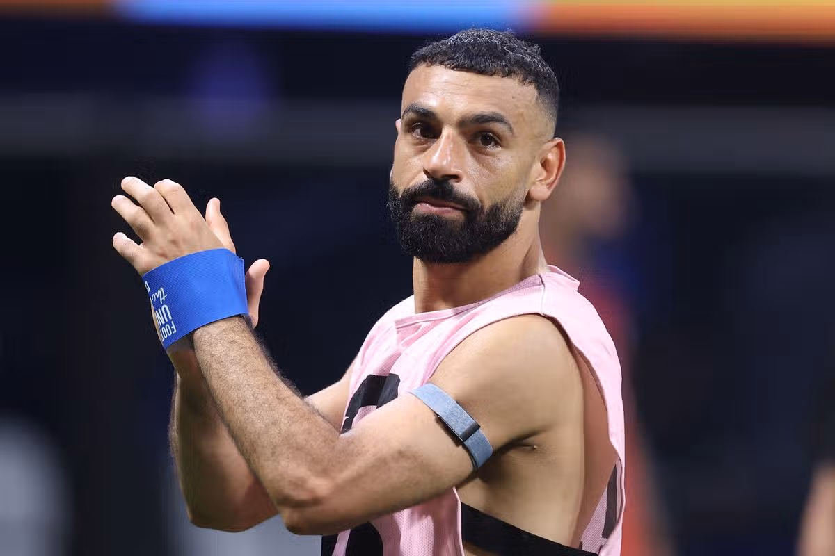 Mohamed Salah z Egypta tlieska po zápase osemfinále FIFA World Cup 2026 medzi Argentínou a Egyptom na štadióne Atlanta