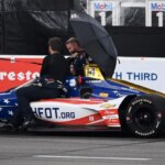Auto série NTT IndyCar Santina Ferrucciho zatlačené späť do garáže počas meškania počasia na Music City Grand Prix na Nashville Superspeedway v Libanone, Tenn., nedeľa 19. júla 2026