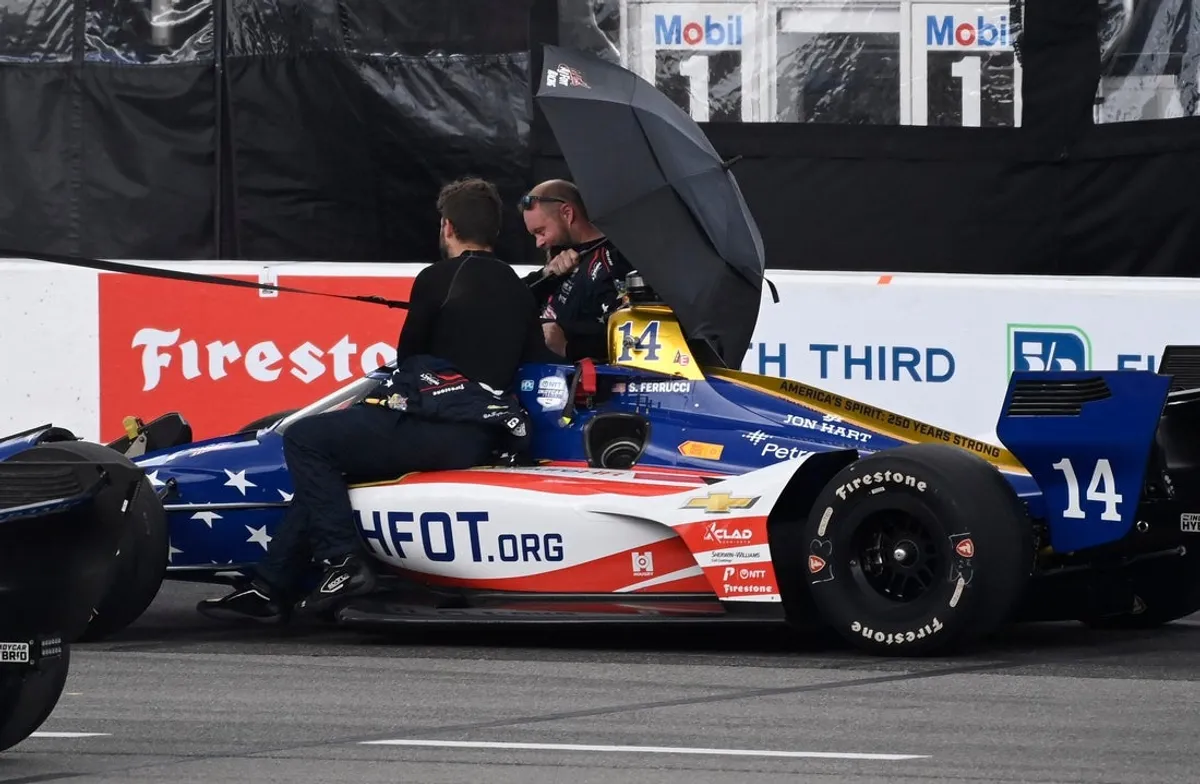 Auto série NTT IndyCar Santina Ferrucciho zatlačené späť do garáže počas meškania počasia na Music City Grand Prix na Nashville Superspeedway v Libanone, Tenn., nedeľa 19. júla 2026