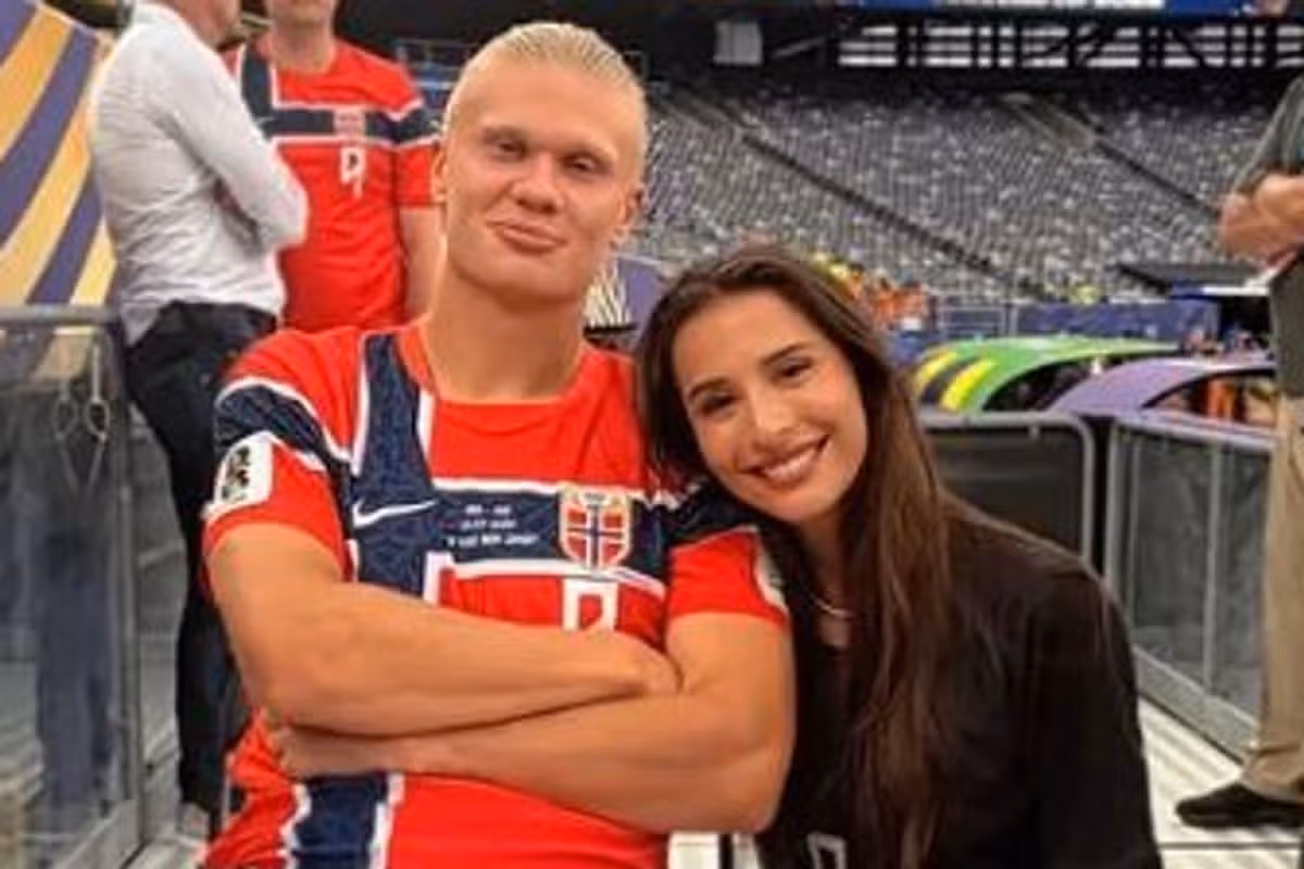Erling Haaland a Isabel Haugseng Johansen po výhre Nórska nad Brazíliou