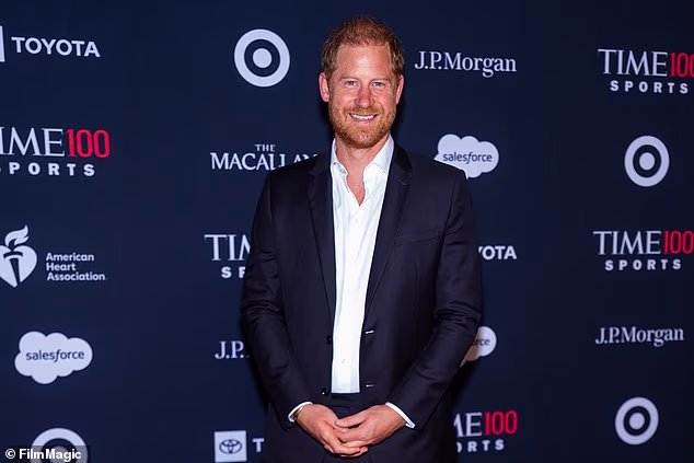 Princ Harry sa vo štvrtok prechádza po červenom koberci na športovom galavečere TIME100 v New Yorku
