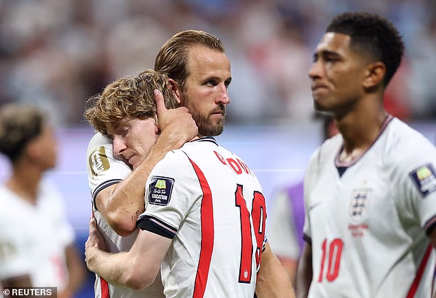 Kapitán Harry Kane potešil strelca gólu Anthonyho Gordona po záverečnom hvizde po prehre 2:1 s Argentínou.