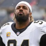 Cam Jordan sa pozerá na ihrisko