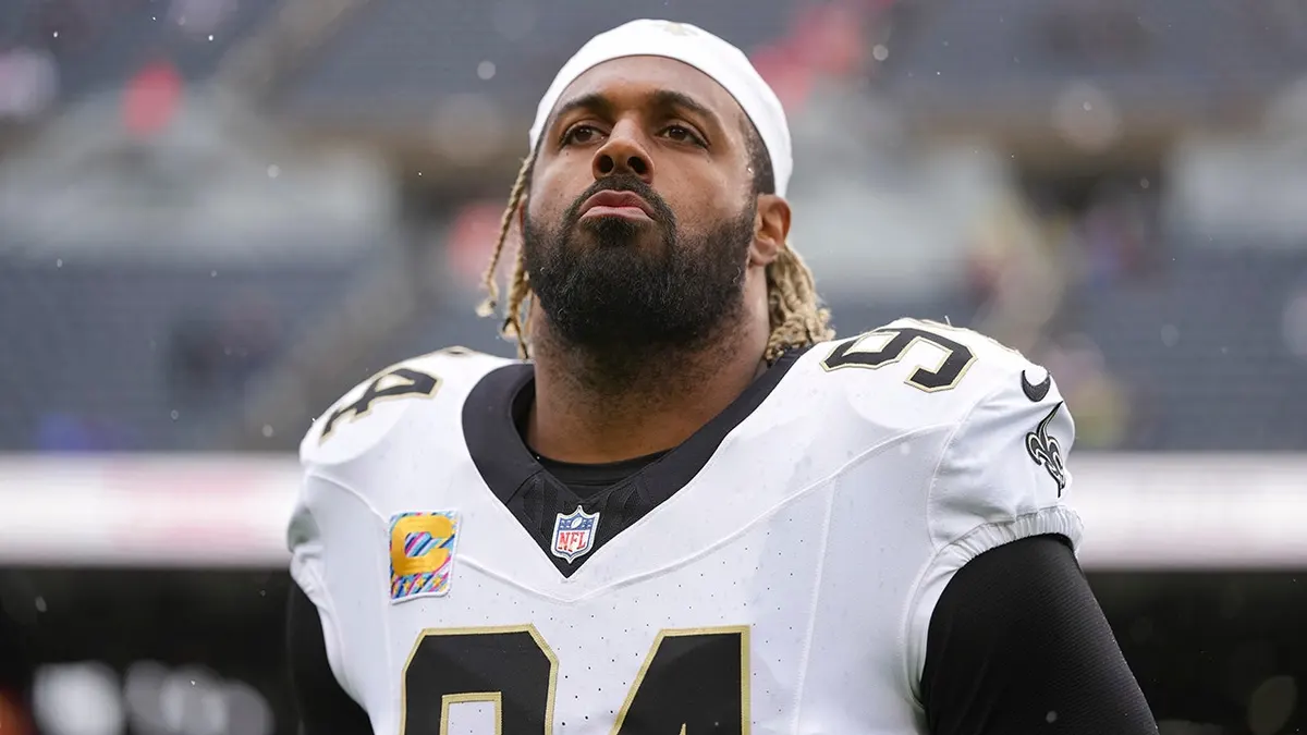 Cam Jordan sa pozerá na ihrisko