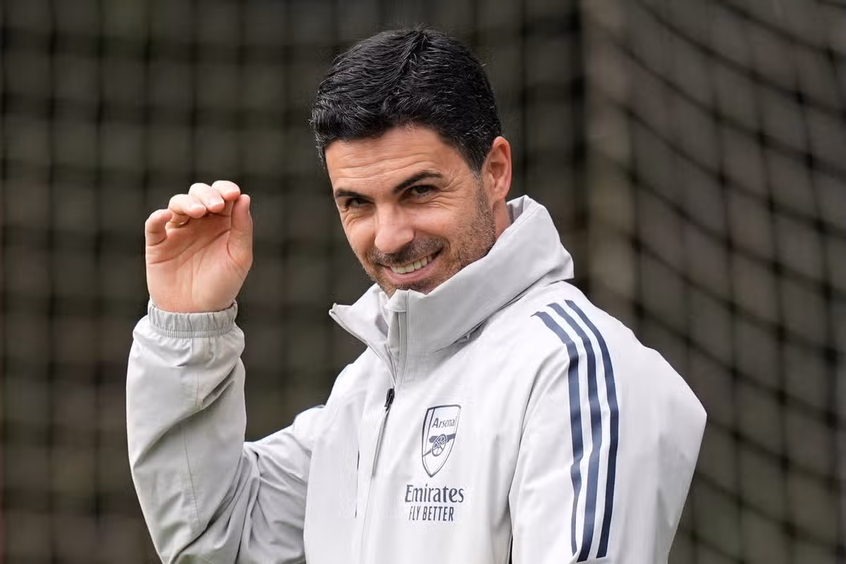 Manažér Arsenalu Mikel Arteta počas tréningu v Sobha Realty Training Centre.