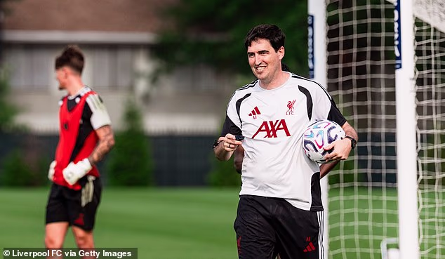 Andoni Iraola je už druhý mesiac vo vedení Liverpoolu a snaží sa oživiť Reds