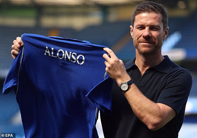 Xabi Alonso má za sebou svoj prvý týždeň v Chelsea a pred sezónnym turné v Cobhame prekonal hráčov.