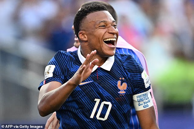 Kylian Mbappe sa chichotal, keď kráčal z ihriska v New Yorku po ťažko vybojovanom víťazstve Francúzska 1:0 nad Paraguajom.