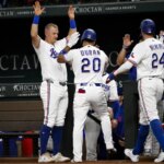 9. júla 2026; Arlington, Texas, USA; Krátkodobý stopér Texas Rangers Ezequiel Duran (20) a pravý hráč v poli Brandon Nimmo (24) a tretí hráč na ihrisku Josh Jung (6) oslavujú po tom, čo Duran zaútočil na dva body proti Los Angeles Angels počas tretej zmeny na Globe Life Field. Povinný kredit: Jerome Miron-Imagn Images