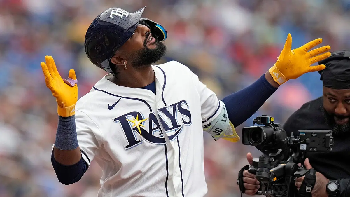 Junior Caminero z Tampy Bay Rays oslavuje po tom, čo počas bejzbalového zápasu zasiahol homerun