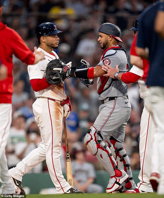 Prvý hráč tímu Bosston Red Sox Willson Contreras sa približuje k kopcu, aby sa postavil Cadeovi Cavallimu, ale v utorok večer ho zastavil jeho krajan, chytač Nationals Keibert Ruiz.