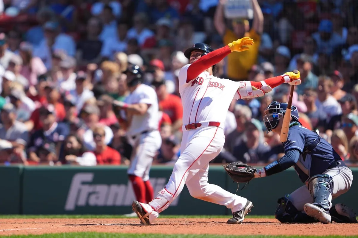 19. júla 2026; Boston, Massachusetts, USA; Prvý základný hráč Bostonu Red Sox Wilson Contreras (40) počas piatej smeny vo Fenway Parku zaútočil na dva body proti Tampe Bay Rays. Povinný kredit: Gregory Fisher-Imagn Images