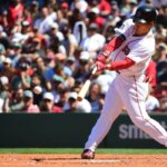 17. júla 2026; Boston, Massachusetts, USA; Stopér Masataka Yoshida (7) z Bostonu Red Sox zasiahol singlom počas šiestej smeny proti Tampe Bay Rays vo Fenway Parku. Povinný kredit: Bob DeChiara-Imagn Images