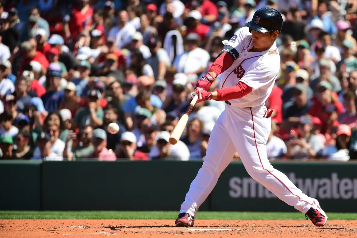 17. júla 2026; Boston, Massachusetts, USA; Stopér Masataka Yoshida (7) z Bostonu Red Sox zasiahol singlom počas šiestej smeny proti Tampe Bay Rays vo Fenway Parku. Povinný kredit: Bob DeChiara-Imagn Images