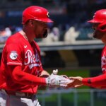 19. júla 2026; Denver, Colorado, USA; Chytač Cincinnati Reds Tyler Stephenson (37) oslavuje svoje dva domáce preteky s tretím hráčom Eugeniom Suarezom (28) v prvej zmene proti Colorado Rockies na Coors Field. Povinný kredit: Ron Chenoy-Imagn Images