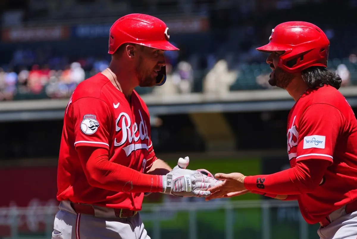 19. júla 2026; Denver, Colorado, USA; Chytač Cincinnati Reds Tyler Stephenson (37) oslavuje svoje dva domáce preteky s tretím hráčom Eugeniom Suarezom (28) v prvej zmene proti Colorado Rockies na Coors Field. Povinný kredit: Ron Chenoy-Imagn Images