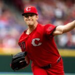 Nadhadzovač Cincinnati Reds Nick Lodolo (40) nastúpi v sobotu 11. júla 2026 v druhej smene medzi Chicago Cubs a Cincinnati Reds v Great American Ball Park v Cincinnati.
