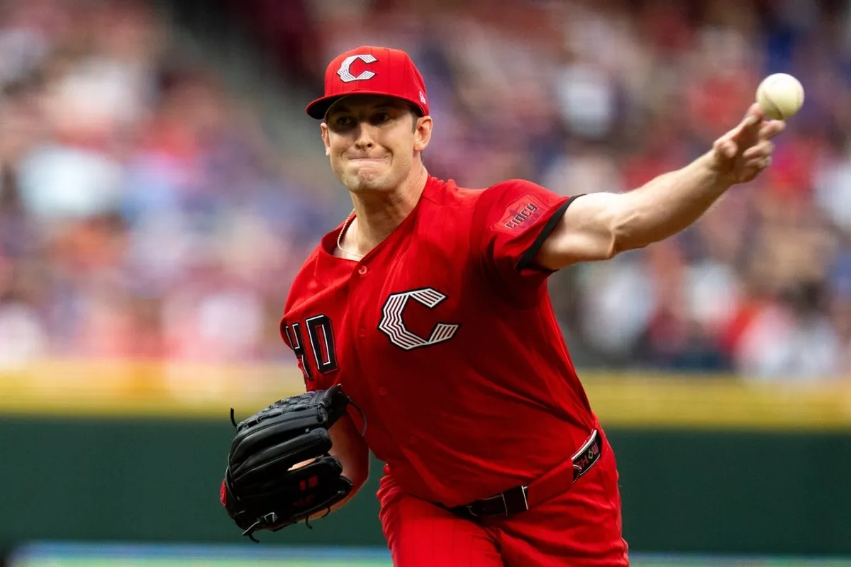 Nadhadzovač Cincinnati Reds Nick Lodolo (40) nastúpi v sobotu 11. júla 2026 v druhej smene medzi Chicago Cubs a Cincinnati Reds v Great American Ball Park v Cincinnati.