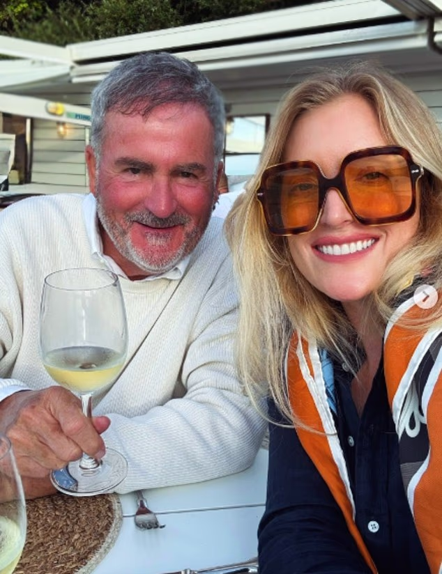 Richard Keys zdieľal vzácnu fotografiu seba a svojej manželky, keď relaxoval na slnku Isle of Wight