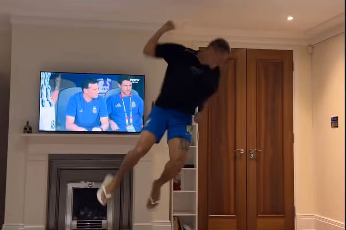 Útočník Spurs Richarlison búrlivo oslavoval gól Španielska proti Argentíne.