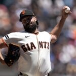 28. júna 2026; San Francisco, Kalifornia, USA; Začiatočný nadhadzovač San Francisco Giants Robbie Ray (38) počas druhej smeny v Oracle Parku predvedie ihrisko proti Atlanta Braves. Povinný kredit: D. Ross Cameron-Imagn Images