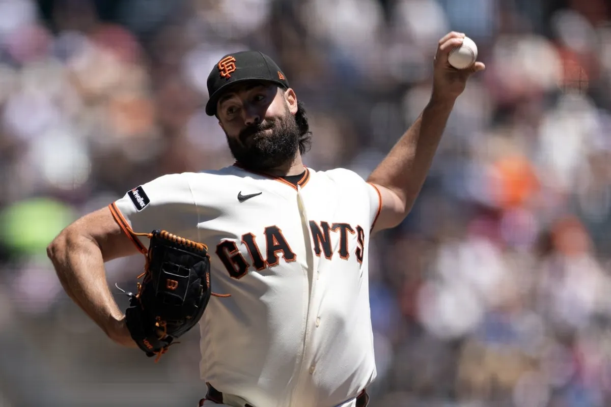 28. júna 2026; San Francisco, Kalifornia, USA; Začiatočný nadhadzovač San Francisco Giants Robbie Ray (38) počas druhej smeny v Oracle Parku predvedie ihrisko proti Atlanta Braves. Povinný kredit: D. Ross Cameron-Imagn Images