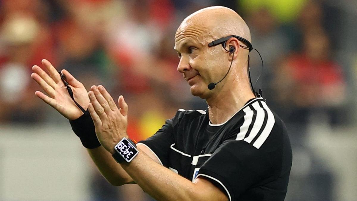 Rozhodca Premier League Anthony Taylor oznamuje po 20 rokoch odchod do dôchodku