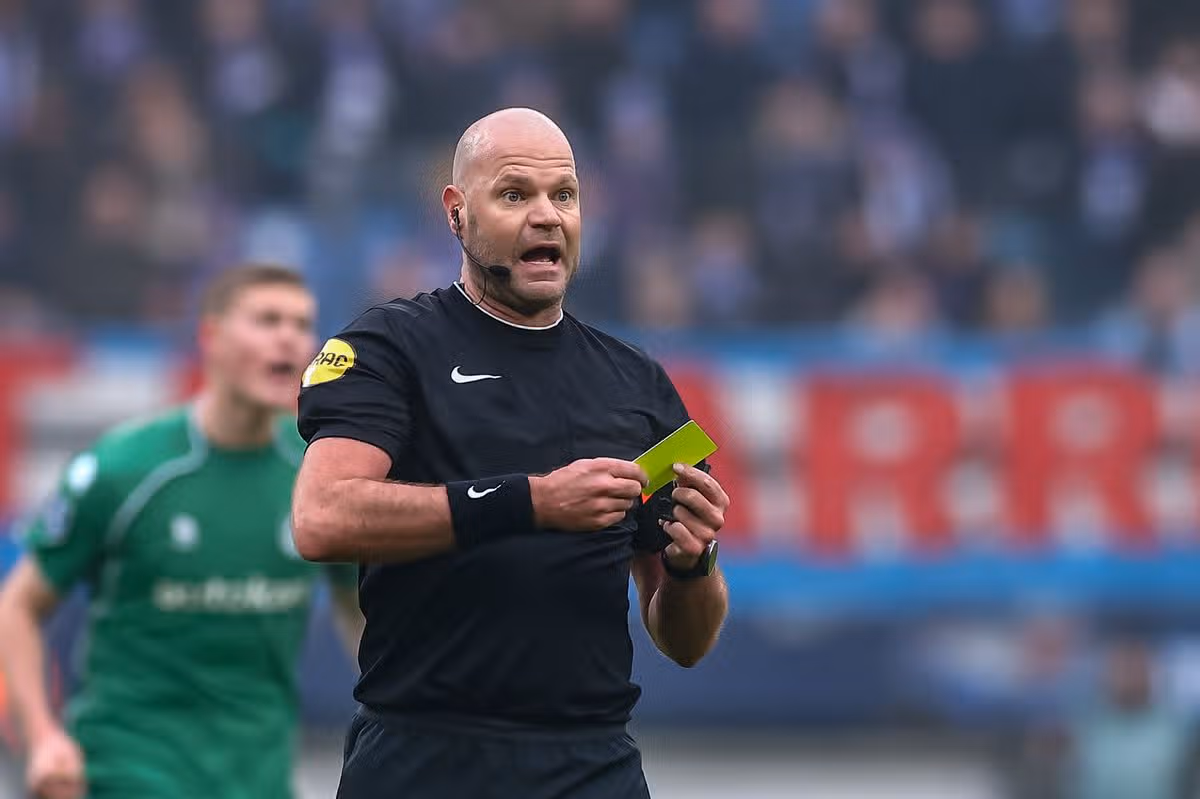 Rozhodca FIFA Rob Dieperink náhle zomrel vo veku 38 rokov.