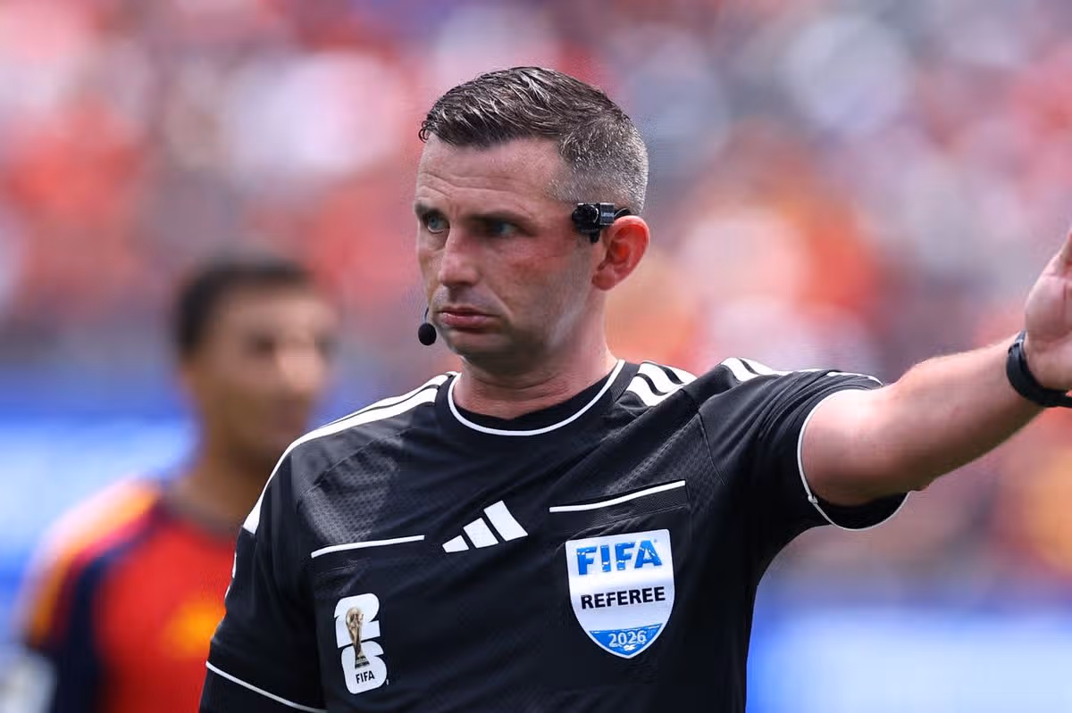 Rozhodca Michael Oliver počas štvrťfinálového zápasu FIFA World Cup 2026 medzi Španielskom a Belgickom na štadióne Los Angeles 10. júla 2026 v Inglewoode v Kalifornii.