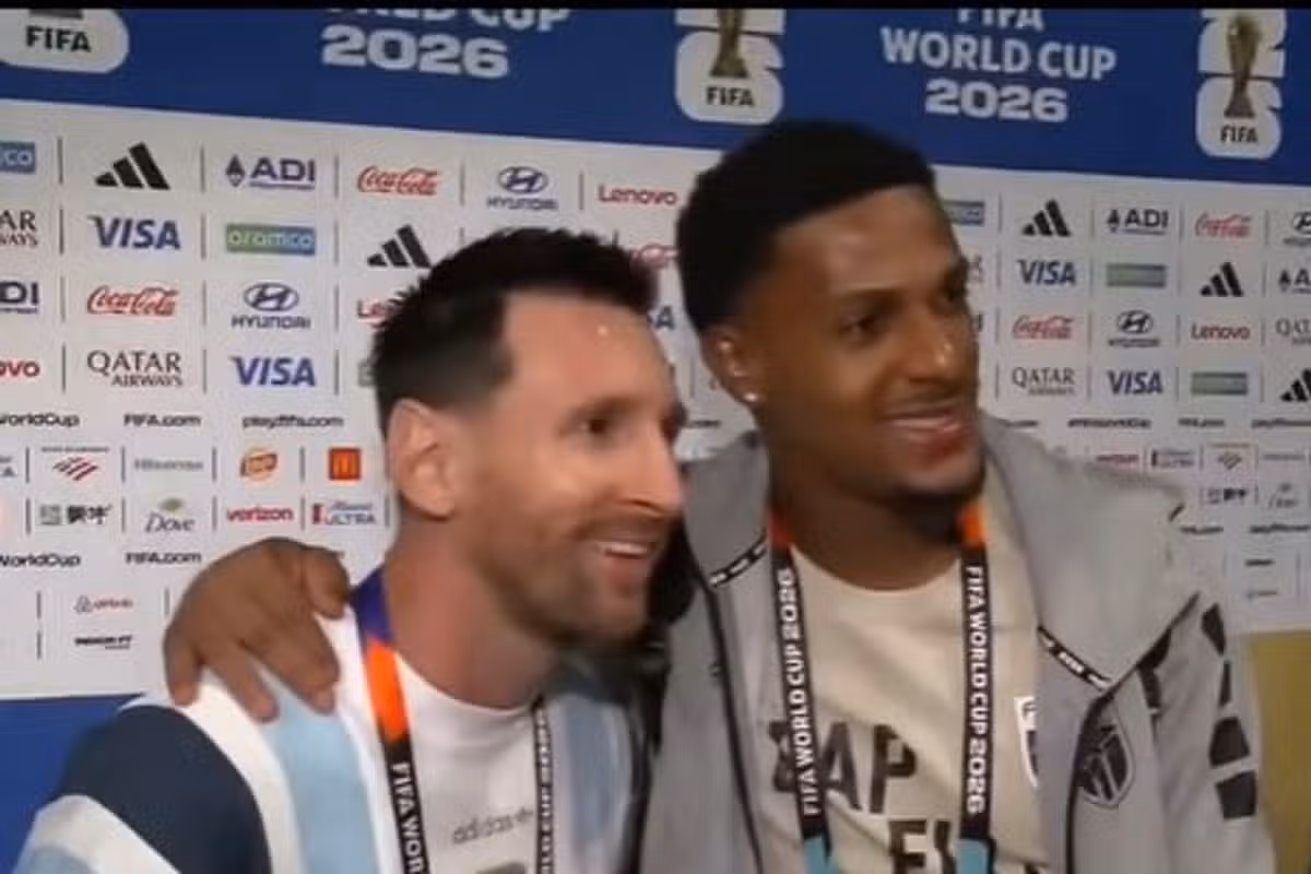 Lionel Messi sa pózuje s hráčmi Kapverd