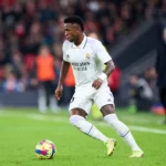 Vinicius Junior dribluje s loptou na ihrisku počas zápasu Realu Madrid.