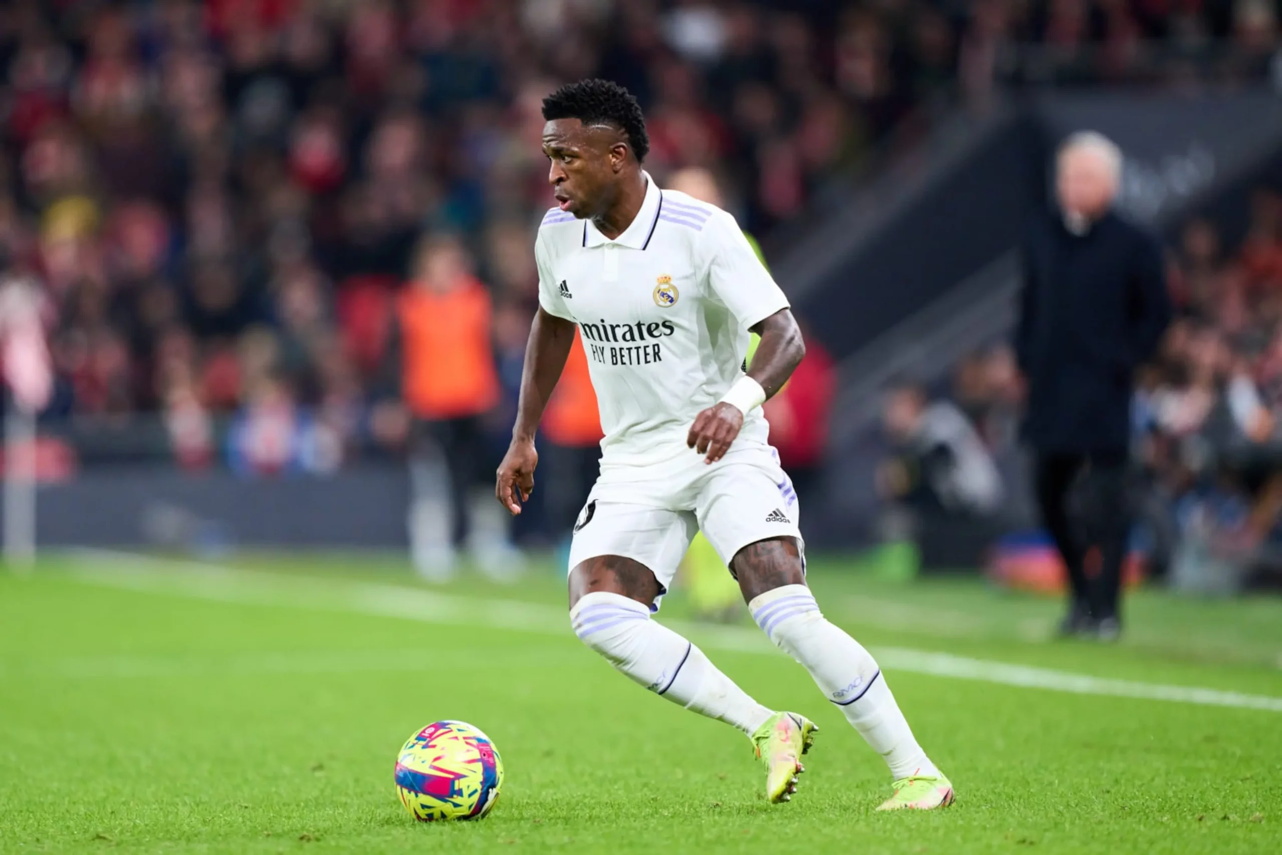 Vinicius Junior dribluje s loptou na ihrisku počas zápasu Realu Madrid.