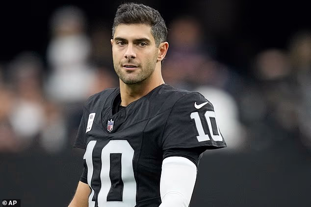 Veterán NFL quarterback Jimmy Garoppolo zmenil názor na možný odchod do dôchodku