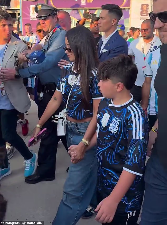 Manželka Lionela Messiho, Antonela Roccuzzo, odchádza zo štadióna MetLife s ochrankou