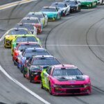 12. júla 2026; Hampton, Georgia, USA; Pilot Body Armor Flash IV Ryan Blaney (12), jazdec Chumba Casino Tyler Reddick (45), jazdec HendrickCars.com Kyle Larson (5), jazdec Hunt Brothers Pizza Joey Logano (22) pretekajú počas Quaker State 400 na EchoPark Speedway. Povinný kredit: Jordan Godfree-Imagn Images