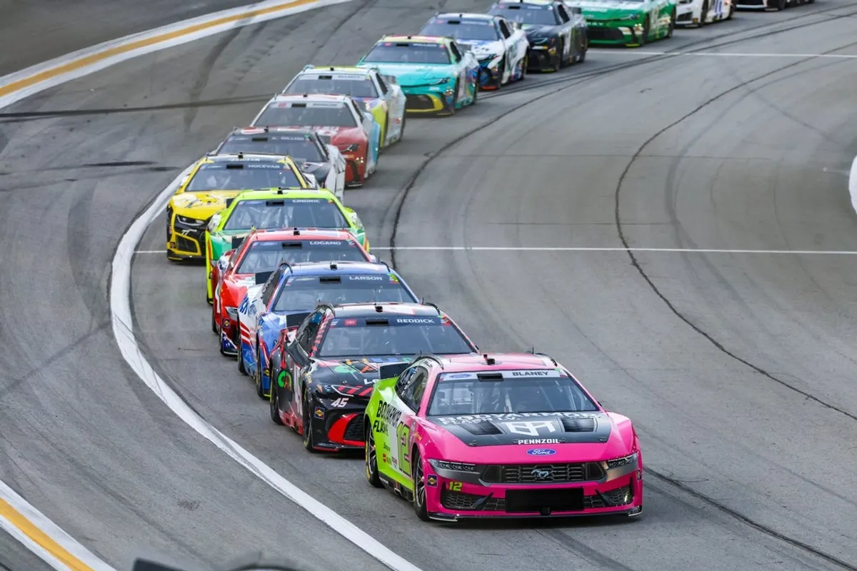12. júla 2026; Hampton, Georgia, USA; Pilot Body Armor Flash IV Ryan Blaney (12), jazdec Chumba Casino Tyler Reddick (45), jazdec HendrickCars.com Kyle Larson (5), jazdec Hunt Brothers Pizza Joey Logano (22) pretekajú počas Quaker State 400 na EchoPark Speedway. Povinný kredit: Jordan Godfree-Imagn Images