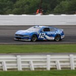 14. júna 2026; Long Pond, Pennsylvania, USA; Jazdec série NASCAR Cup Ryan Blaney (12) preteká počas The Great American Getaway 400 na Pocono Raceway. Povinný kredit: Matthew O'Haren-Imagn Images